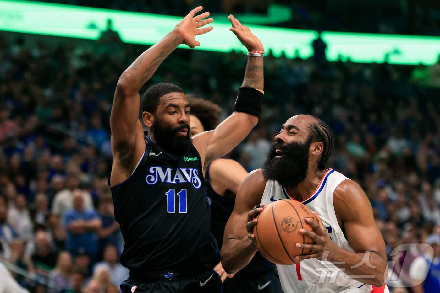제임스 하든(오른쪽)이 LA 클리퍼스 잔류를 선택했다. ⓒ AFP=뉴스1