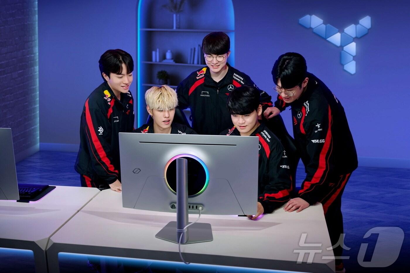 T1 선수단이 삼성전자 OLED 게이밍 모니터 '오디세이 OLED G8(G80SD)'을 소개하고 있다. 왼쪽부터 케리아, 오너, 페이커, 구마유시, 제우스 선수.(삼성전자 제공) ⓒ News1 한재준 기자