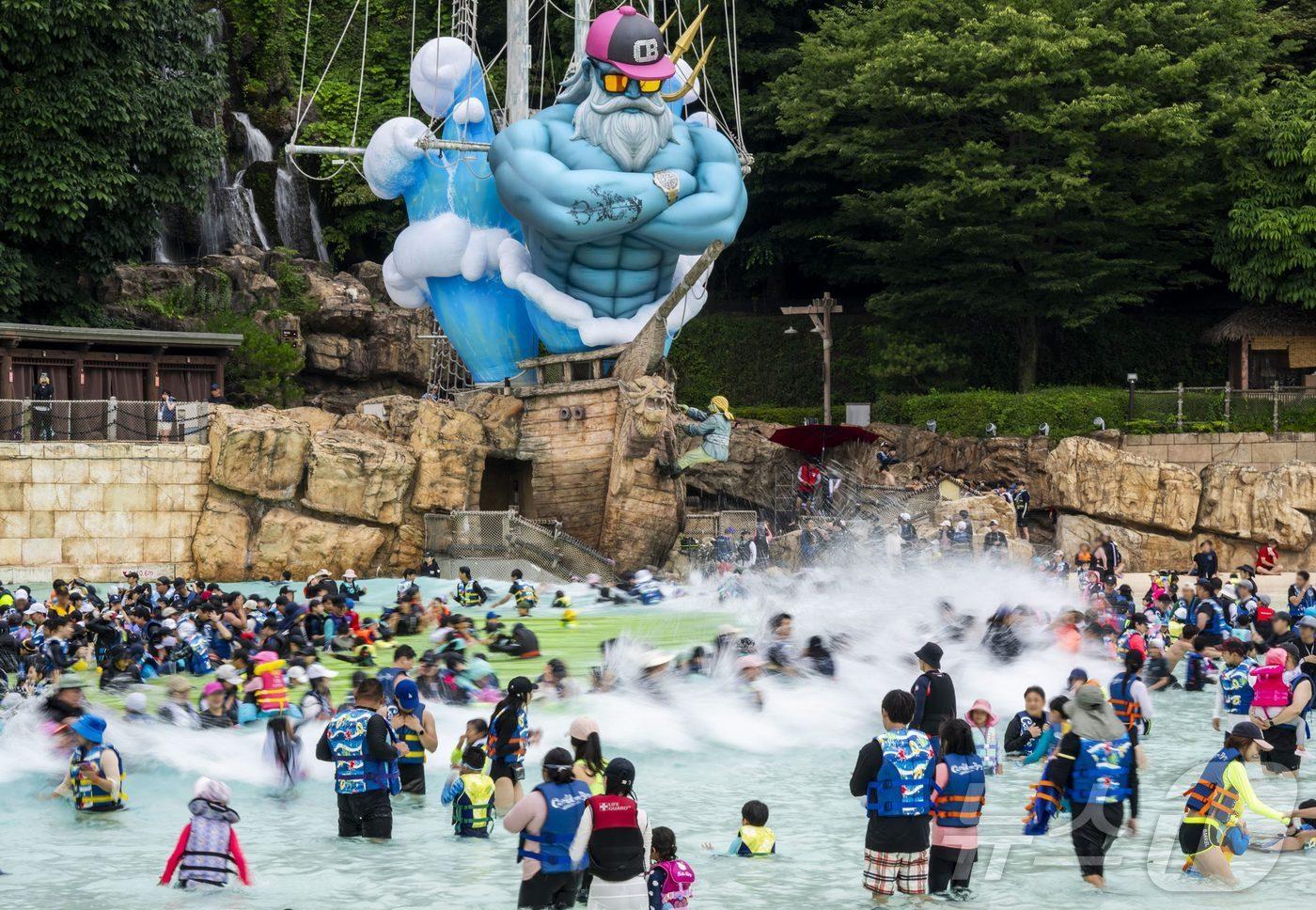 야외 파도풀에 등장한 8m 초대형 시그니처 포토스팟 '힙세이돈'(에버랜드 제공)