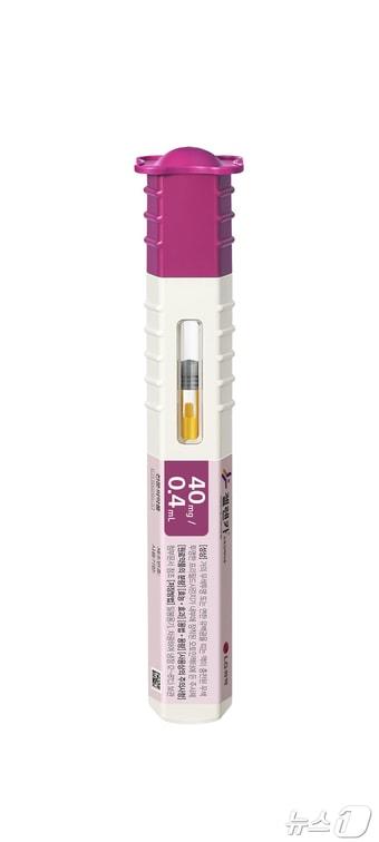 본문 이미지 - 대웅제약과 LG화학이 협력해 휴미라 바이오시밀러 '젤렌카'를 국내에 출시한다. 젤렌카 오토인젝터.(대웅제약 제공)/뉴스1 ⓒ News1