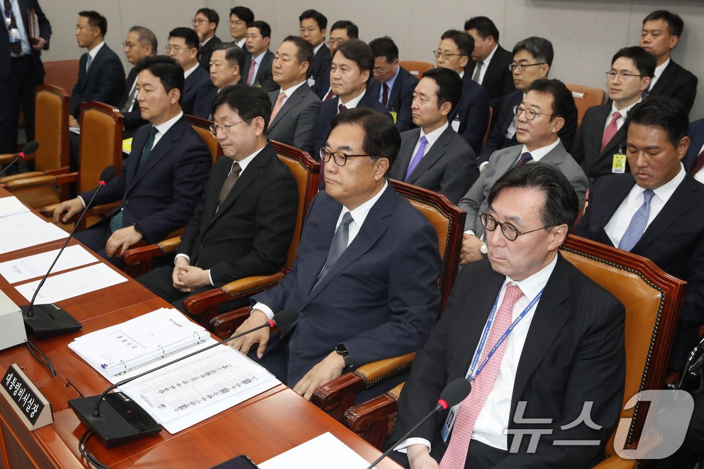 장호진 국가안보실장(앞줄 오른쪽부터), 정진석 대통령비서실장, 성태윤 정책실장, 김성훈 대통령경호처차장을 비롯한 대통령실 참모진이 1일 오전 서울 여의도 국회에서 열린 운영위원회 전체회의에 출석해 있다. 2024.7.1/뉴스1 ⓒ News1 이광호 기자