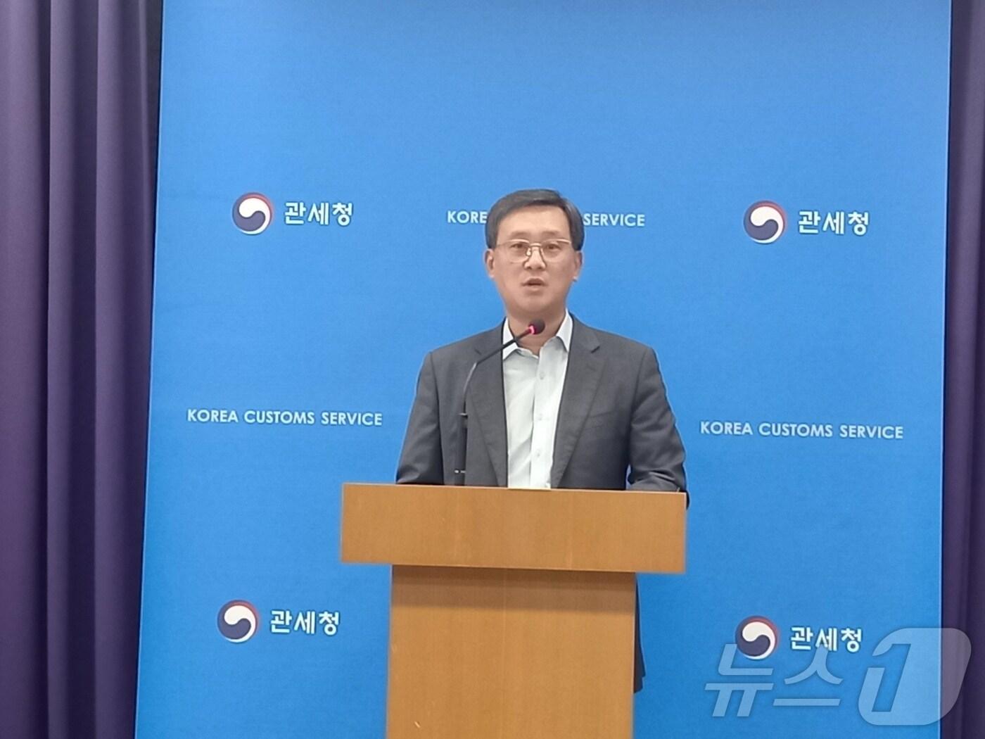 본문 이미지 - 고석진 관세청 통관국장이 1일 정부대전청사에서 기자브리핑을 하고 있다. /뉴스1