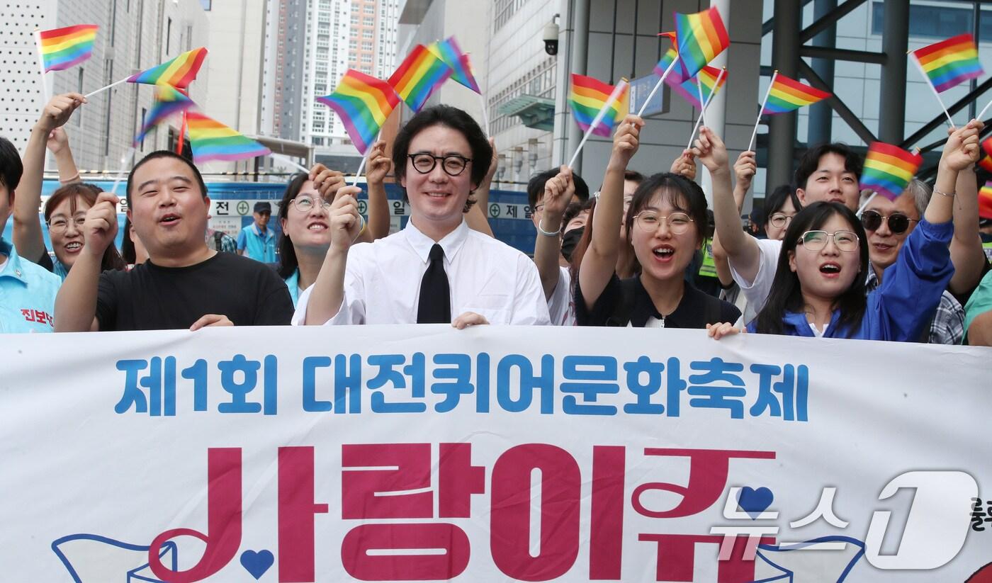 본문 이미지 - 대전퀴어문화축제조직위원회 구성원들이 1일 오전 대전역 서광장에서 오는 6일 대전 소제동 일원에서 열릴 '제1회 대전퀴어문화축제' 관련 기자회견을 하고 있다. 2024.7.1/뉴스1 ⓒ News1 김기태 기자