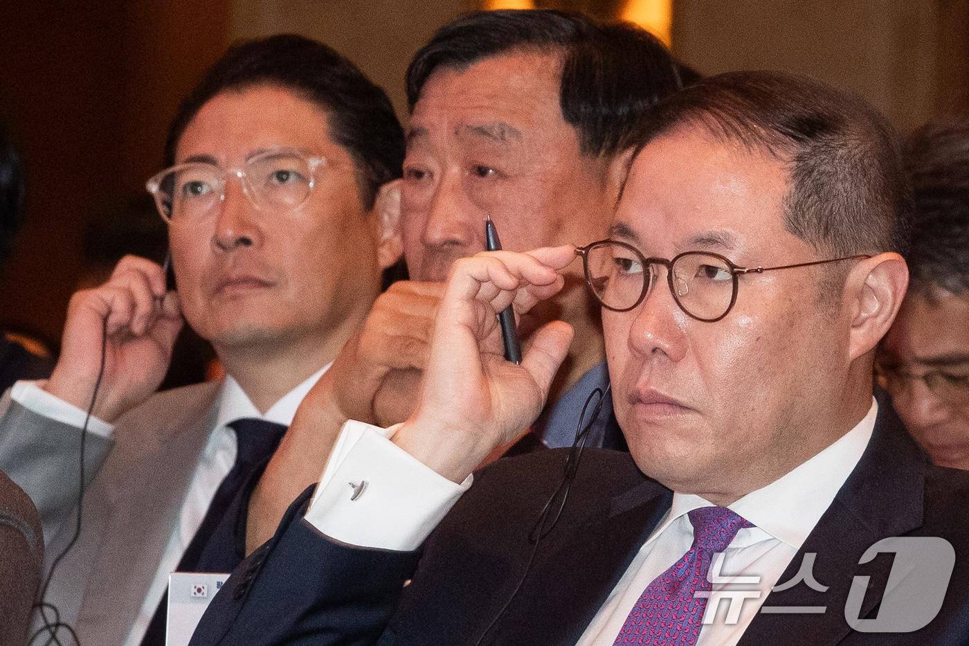 조현상 대한상의 한·베트남 경제협력위원장(효성그룹 부회장, 오른쪽)과 조현준 효성그룹 회장(왼쪽)이 1일 서울 중구 롯데호텔에서 열린 한·베트남 비즈니스 포럼에서 팜 민 찐 베트남 총리의 연설을 경청하고 있다. 2024.7.1/뉴스1 ⓒ News1 유승관 기자
