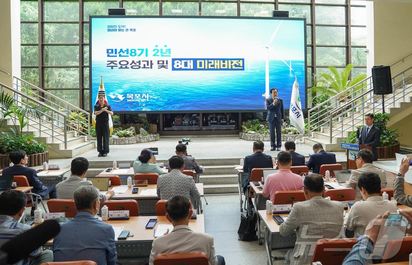 본문 이미지 - 1일 오전 전남 목포시청 로비에서 박홍률 목포시장이 '큰 목포 실현을 위한 8대 미래비전 제시'를 밝히고 있다.(목포시 제공) 2024.7.1/뉴스1 