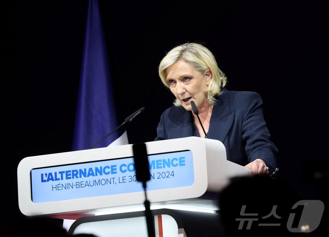 본문 이미지 - 프랑스 극우 정당 국민연합(RN)의 마린 르펜 의원이 30일 (현지시간) 북부 에냉보몽에서 총선 1차 투표서 1위를 한 뒤 연설을 하고 있다. 2024.07.01 ⓒ AFP=뉴스1 ⓒ News1 우동명 기자