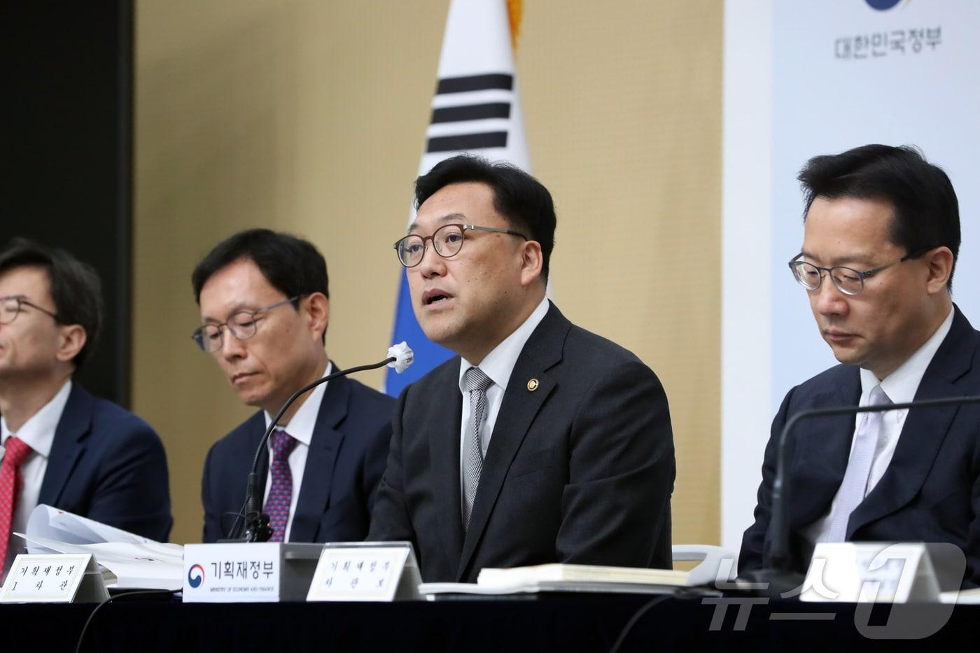 본문 이미지 - 김병환 기획재정부 1차관(오른쪽 두번째)이 지난 1일 세종시 정부세종청사 중앙동에서 역동경제 로드맵 및 2024년도 하반기 경제정책방향을 설명하고 있다.2024.7.3/뉴스1 ⓒ News1 김기남 기자