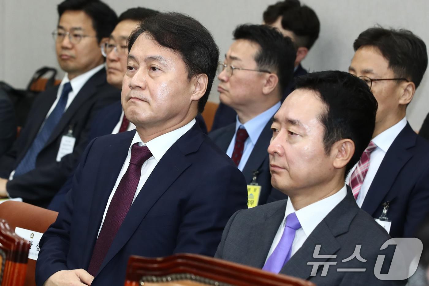 김주현 대통령비서실 민정수석(왼쪽)과 이도운 홍보수석이 1일 오전 서울 여의도 국회에서 열린 운영위원회 전체회의에 출석해 있다.2024.7.1/뉴스1 ⓒ News1 이광호 기자