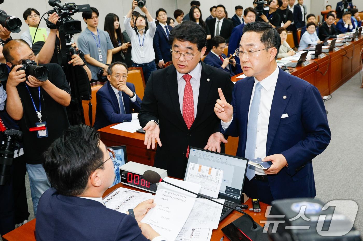 본문 이미지 - 박찬대 국회 운영위원장과 여당 간사인 배준영 의원, 야당 간사인 박성준 의원이 1일 오전 서울 여의도 국회에서 열린 운영위원회 전체회의에서 의사일정 진행과 관련해 설전을 벌이는 가운데 추경호 국민의힘 원내대표가 이를 지켜보고 있다. 2024.7.1/뉴스1 ⓒ News1 안은나 기자