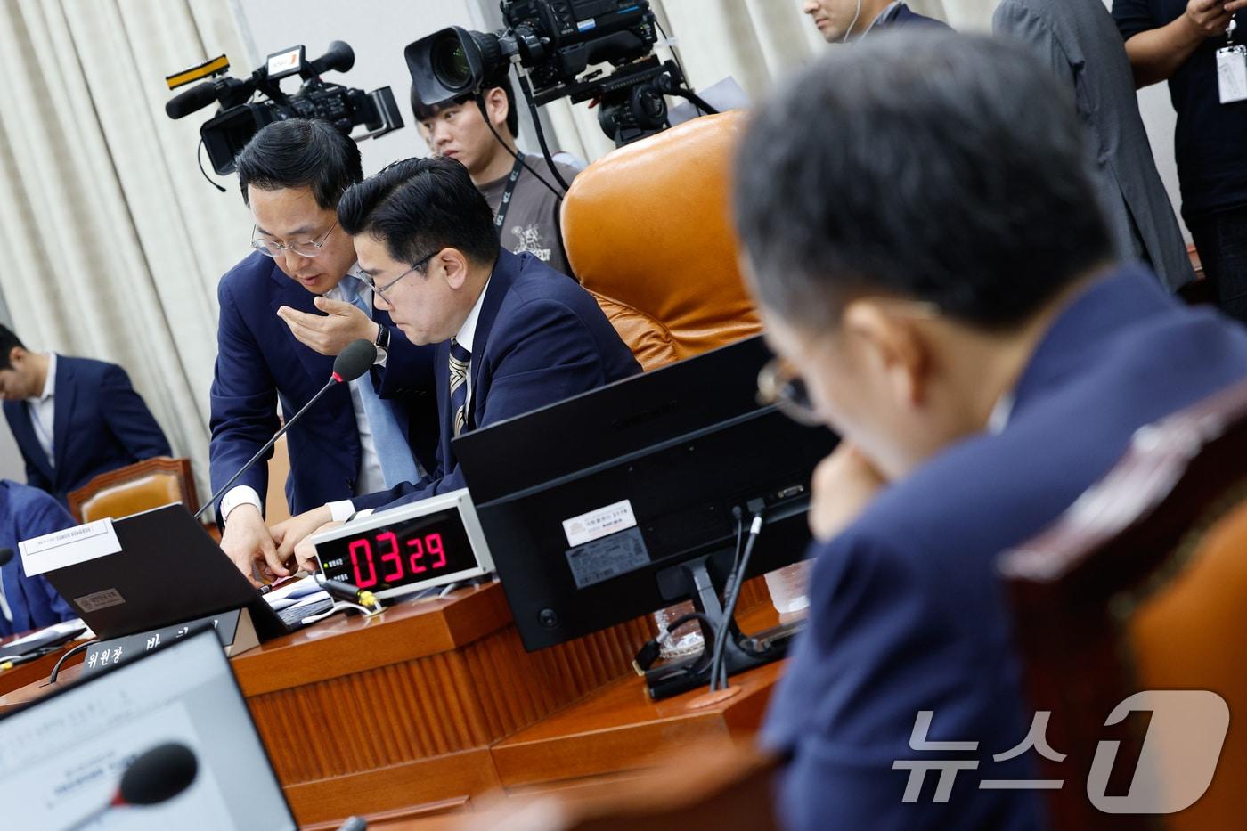 박찬대 국회 운영위원장과 야당 간사인 박성준 의원이 1일 오전 서울 여의도 국회에서 열린 운영위원회 전체회의에서 대화하고 있다. 오른쪽은 추경호 원내대표. 2024.7.1/뉴스1 ⓒ News1 안은나 기자