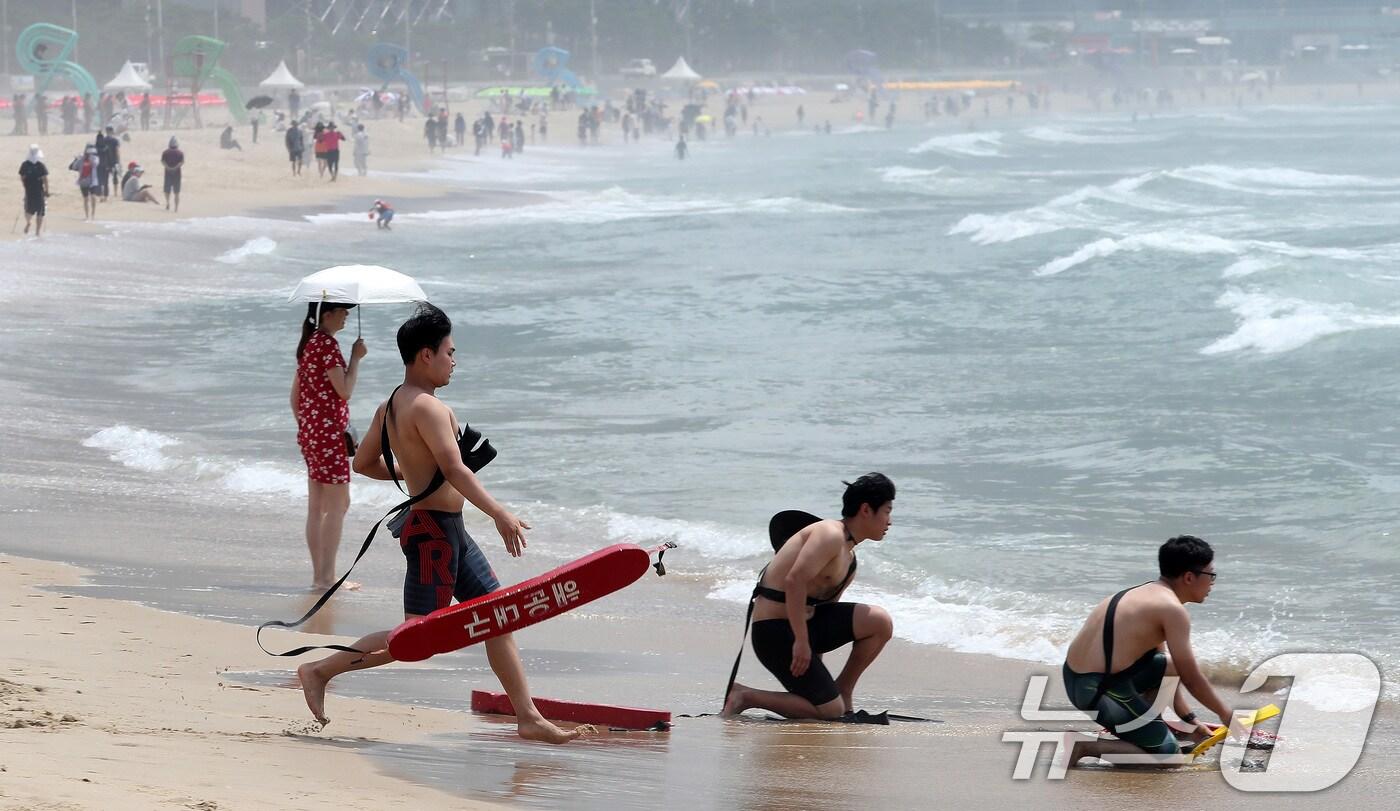 부산 해운대해수욕장에서 해운대구 민간수상구조대원들이 인명구조 훈련을 하고 있다.  2024.7.1/뉴스1 ⓒ News1 윤일지 기자