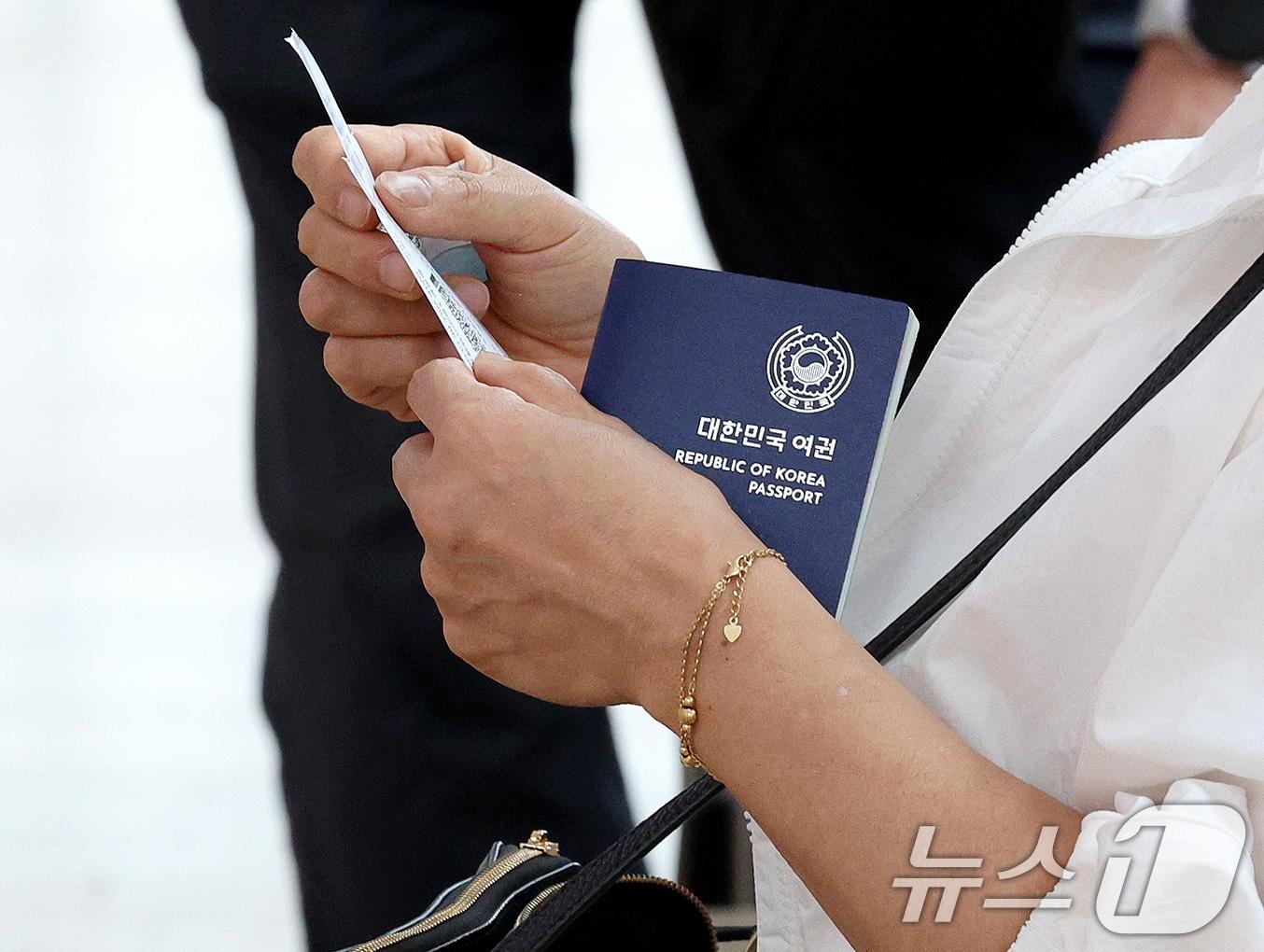 본문 이미지 - 여권을 든 해외여행객이 1일 인천국제공항 제1터미널 출국장에서 이동하고 있다. 2024.7.1/뉴스1 ⓒ News1 장수영 기자