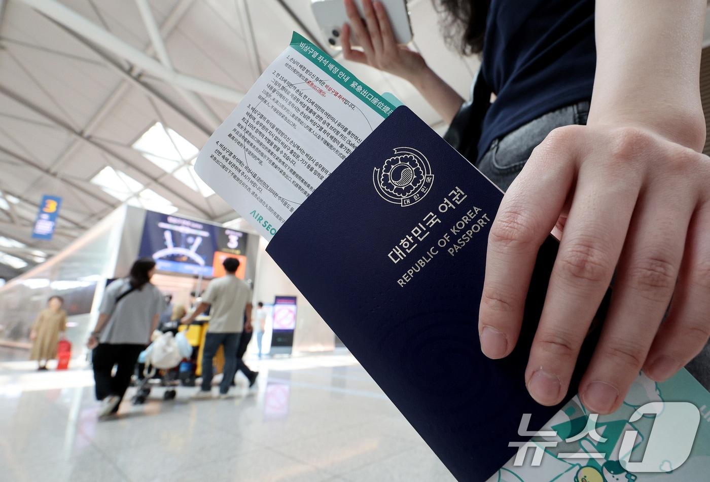 여권을 든 해외여행객이 1일 인천국제공항 제1터미널 출국장에서 이동하고 있다.  2024.7.1/뉴스1 ⓒ News1 장수영 기자