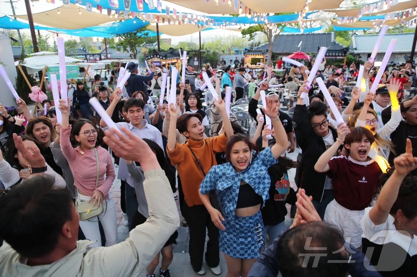 강진 불금불파 외국인 댄스파티. ⓒ News1 