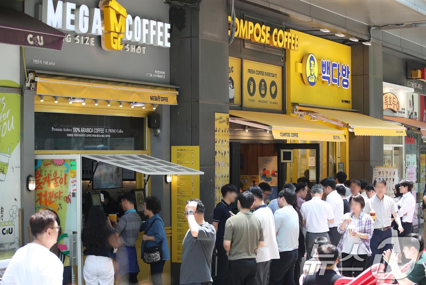 고물가 시대에 저가 커피 브랜드 매장이 빠르게 늘고 있다. 이들 3대 저가 커피 브랜드는 눈에 띄는 노란색 외관을 갖추고 있다는 것이 공통점이다. /뉴스1 ⓒ News1 임세영 기자