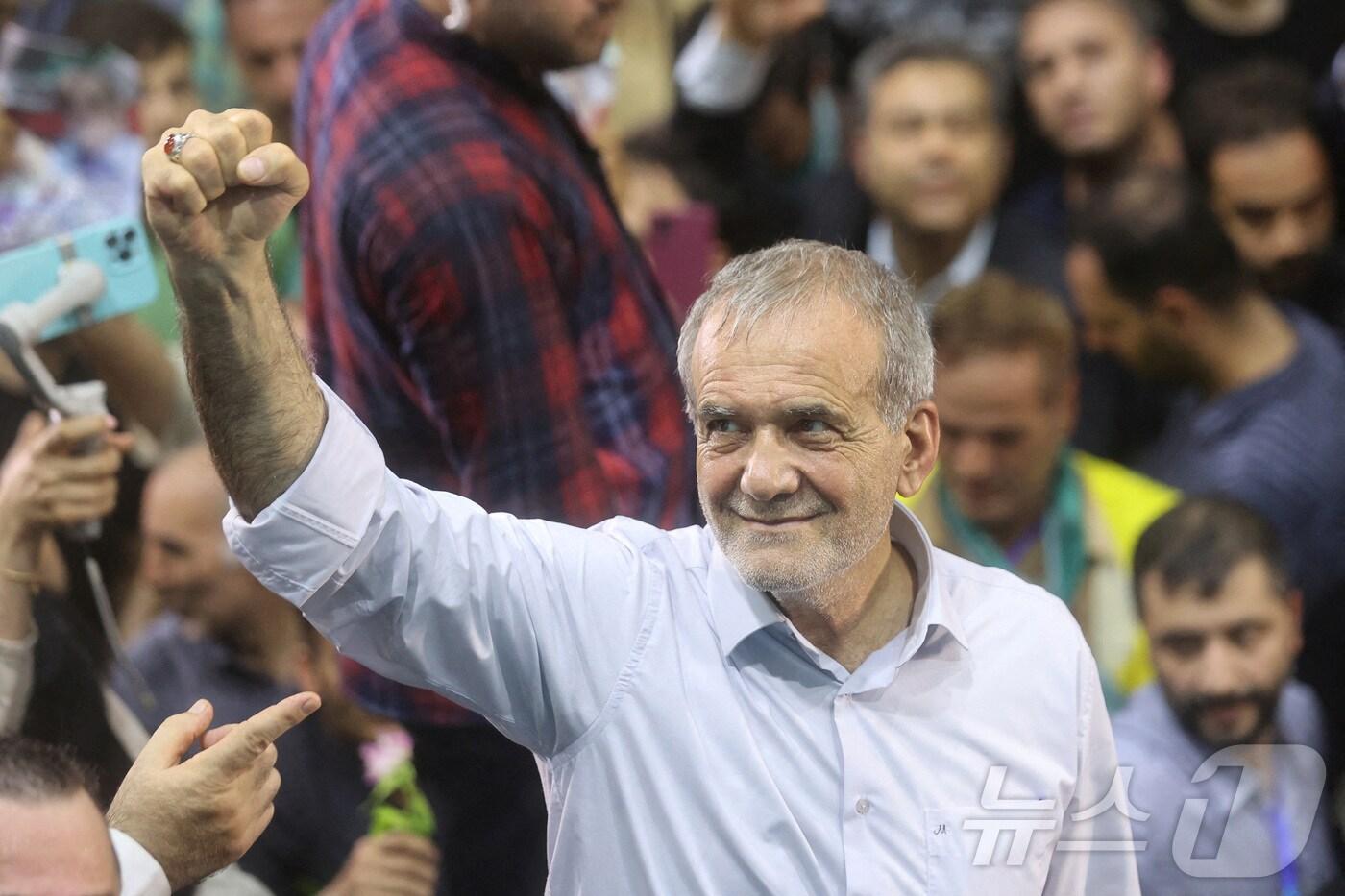 지난달 23일 (현지시간) 이란 테헤란에서 열린 선거운동 행사에서 이란 대통령 후보 마수드 페제시키안이 손을 흔들고 있다. 28일 열리는 보궐선거에서는 지난달 헬리콥터 추락 사고로 사망한 에브라힘 라이시 전 대통령의 후임자를 뽑는다. 2024.06.23/ ⓒ 로이터=뉴스1 ⓒ News1 조유리 기자