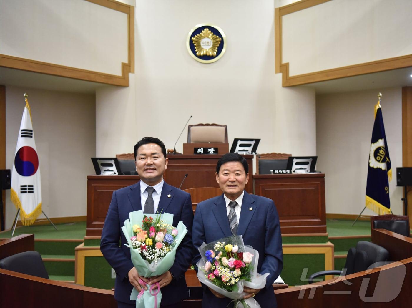 본문 이미지 -  1일 충북 음성군의회는 9대 후반기 의장으로 김영호 의원을, 부의장으로 박흥식 의원을 선출했다고 밝혔다. 왼쪽부터 박 의원, 김 의원.(음성군의회 제공)2024.7.1/뉴스1