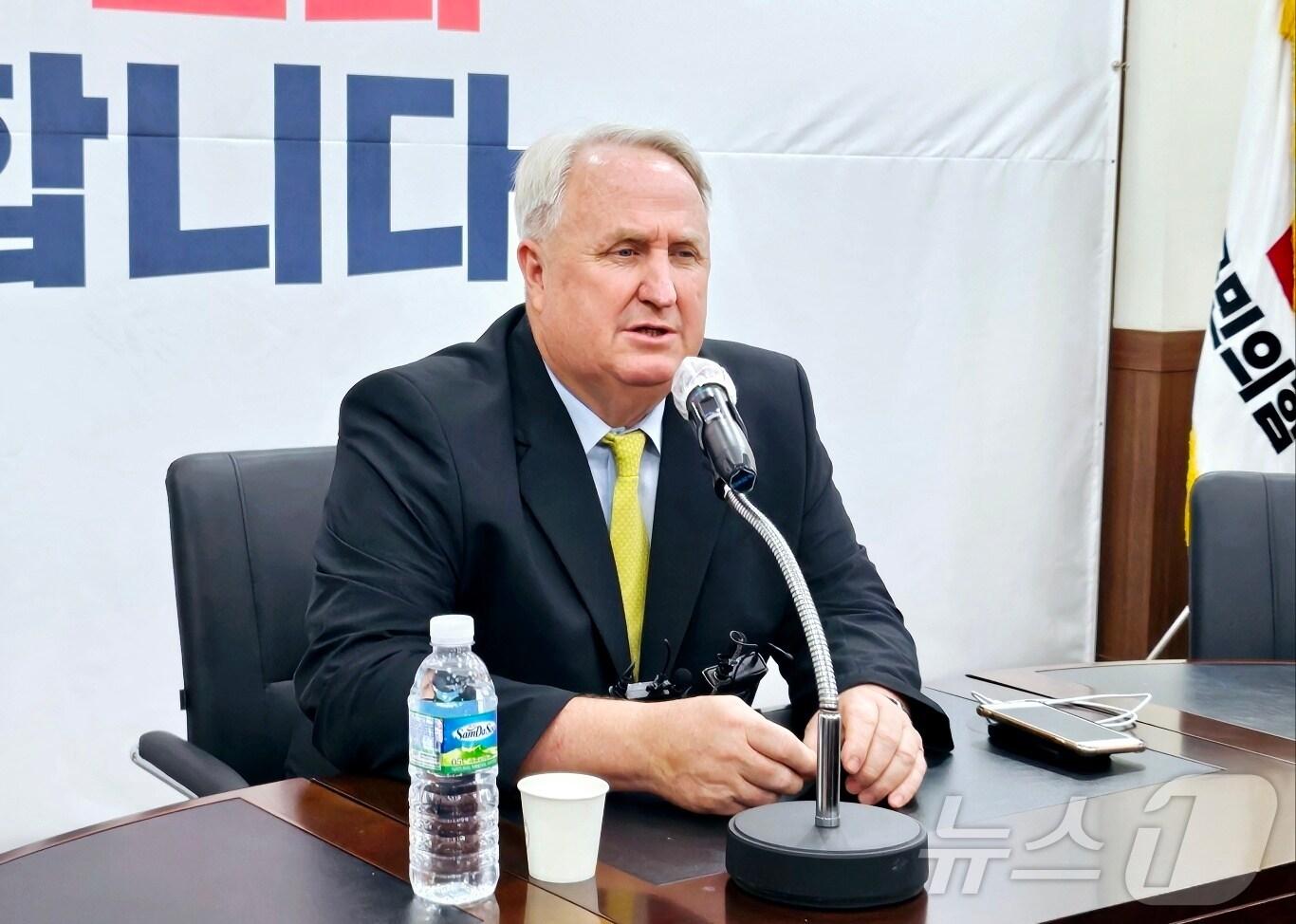 본문 이미지 - 국민의힘 전당대회 최고위원 경선에 나선 인요한 의원(비례대표)이 1일 대구 수성구 범어동 국민의힘 대구시당에서 기자회견을 열고 취재진 질문에 답변하고 있다. 2024.7.1/뉴스1 ⓒ News1 남승렬 기자