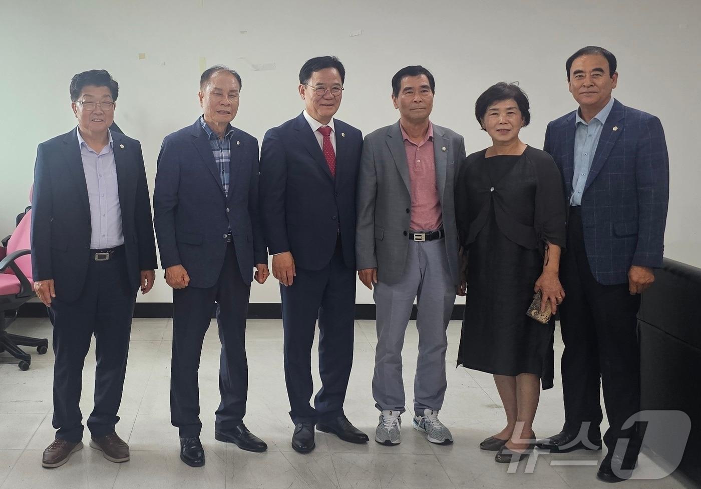 본문 이미지 - 제9대 산청군의회 후반기 의장단이 1일 군청 브리핑룸을 방문했다. 사진은 왼쪽부터 이영국, 조균환, 김수한, 안천원, 김남순, 김재철 의원. 2024.7.1/뉴스1 한송학기자