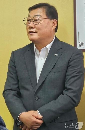 본문 이미지 - 김윤철 합천군수가 1일 언론 간담회를 열고 그동안의 성과와 군정 운영 계획 등을 말하고 있다. 2024.7.1/뉴스1 한송학기자