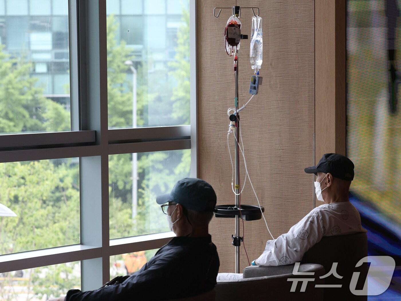 본문 이미지 - 고려대학교의료원 교수들이 오는 12일부터 자율적으로 무기한 휴진에 들어가겠다고 밝힌 1일 오후 서울 성북구 안암동 고려대학교병원에서 환자 등이 소파에 앉아 창밖을 바라보고 있다. 2024.7.1/뉴스1 ⓒ News1 박정호 기자