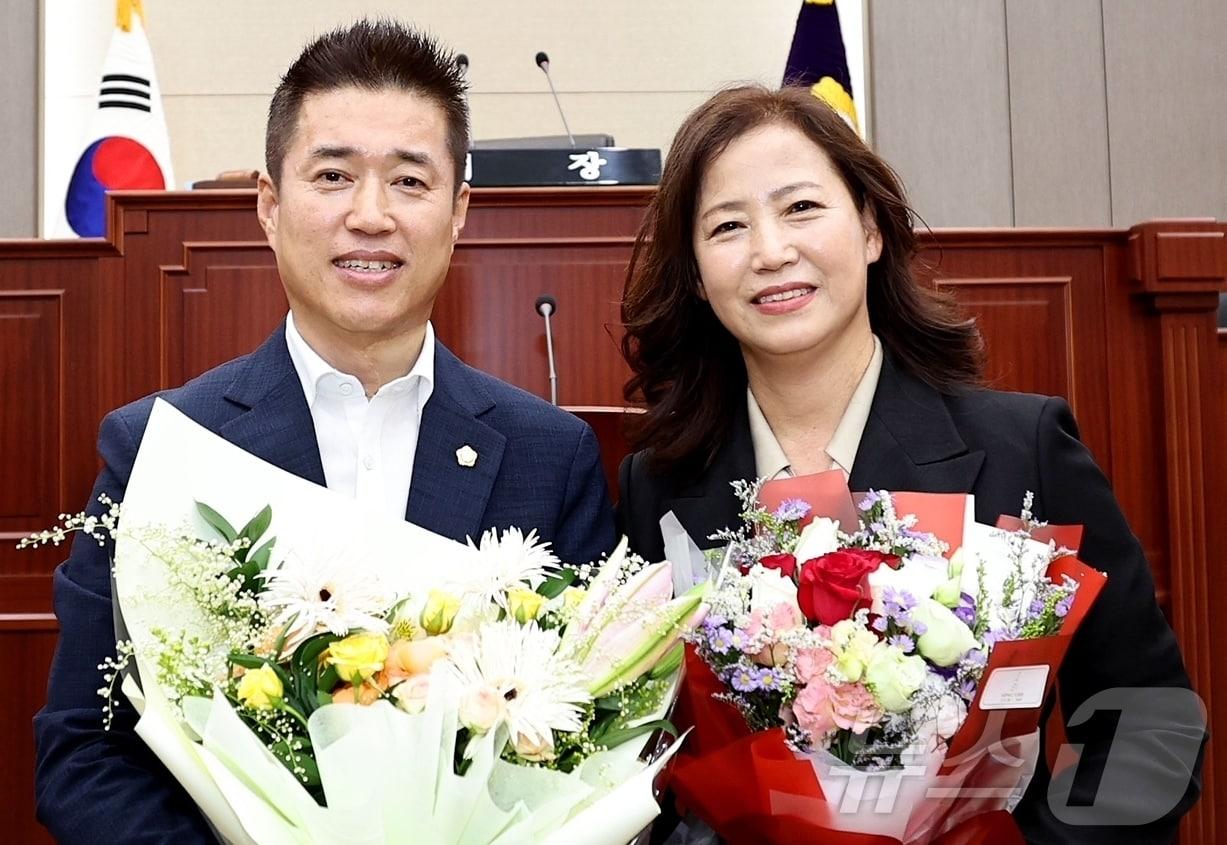 본문 이미지 - 도희재(왼쪽) 제9대 성주군 후반기 의장과 이화숙 부의장이 축하를 받고 있다. (성주군 제공) 2024.7.1/뉴스1