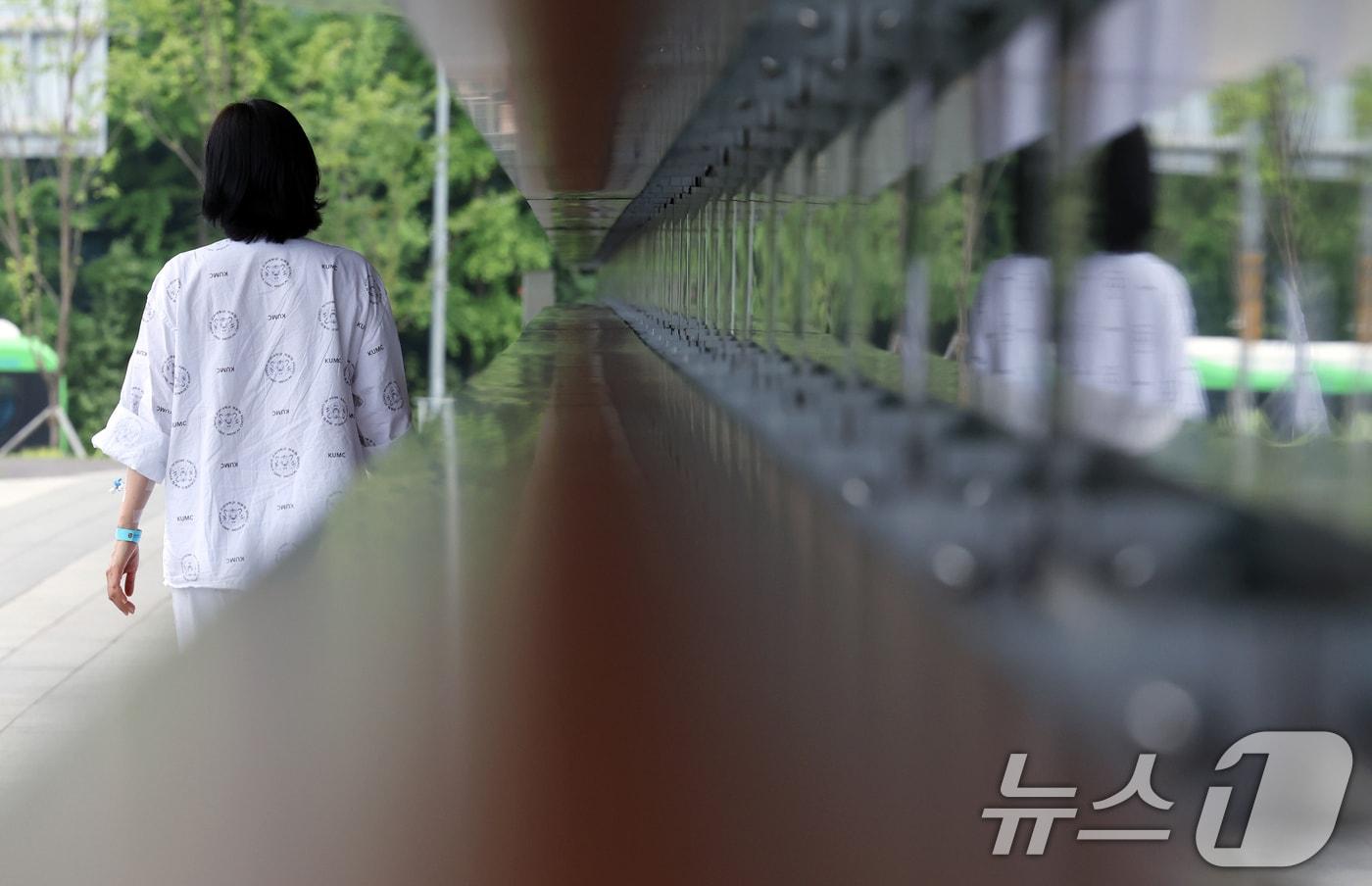 본문 이미지 - 고려대학교의료원 교수들이 오는 12일부터 자율적으로 무기한 휴진에 들어가겠다고 밝힌 1일 오후 서울 성북구 안암동 고려대학교병원에서 한 환자가 밖을 걷고 있다. 2024.7.1/뉴스1 ⓒ News1 박정호 기자