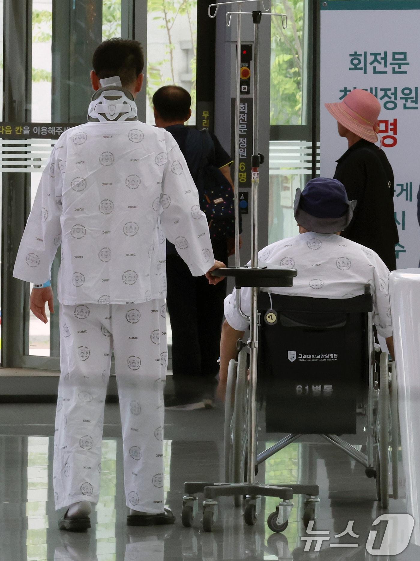 본문 이미지 - 서울 성북구 안암동 고려대학교병원에서 환자들이 이동하고 있다. . 2024.7.1/뉴스1 ⓒ News1 박정호 기자