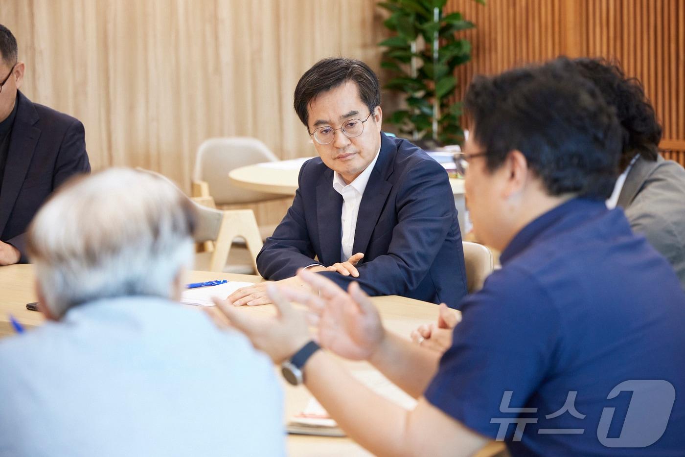 본문 이미지 - 이주노동자 지원정책 마련을 위한 긴급 대책회의 모습.(경기도 제공)