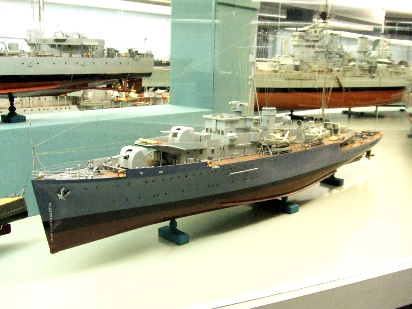 본문 이미지 - 영국 해군 소속의 순양함 블랙스완호의 모형. (출처: Hugh Llewelyn, 영국 글래스고 운송 박물관, 사진(2007), CC BY-SA 2.0, Hugh Llewelyn, CC BY-SA 2.0 https://creativecommons.org/licenses/by-sa/2.0, Wikimedia Commons)