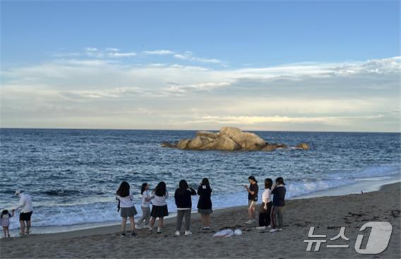 본문 이미지 - 역대 바다꾸러기 활동 중 해양쓰레기 정화(한국해양재단 제공)
