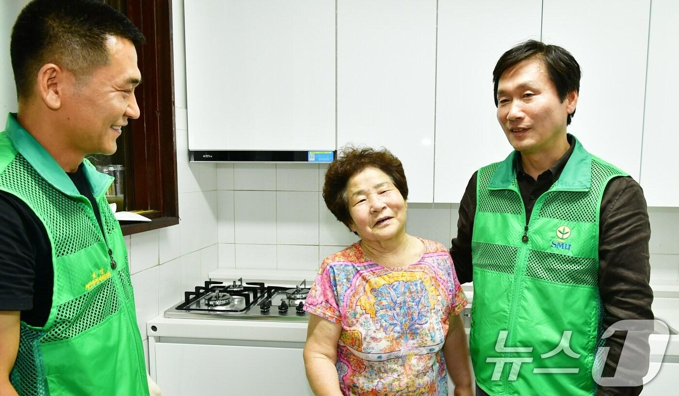 본문 이미지 - 조현일 경산시장이 1일 민선 8기 2주년을 맞아 취임식 대신 집수리 봉사활동을 하고 있다. (경산시 제공) 2024.7.1/뉴스1 ⓒ News1 정우용 기자