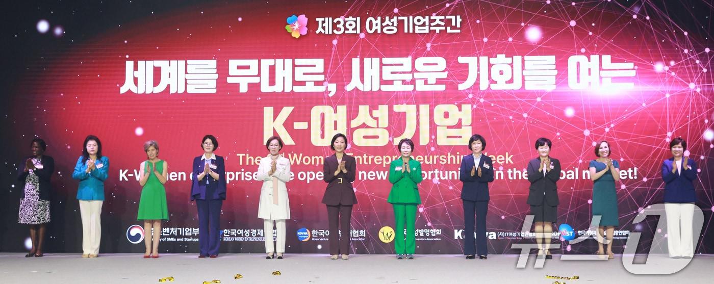 본문 이미지 - 오영주 중소벤처기업부 장관(왼쪽 여섯번째)이 1일 서울 중구 신라호텔에서 열린 '제3회 여성기업주간 개막식'에서 참석자들과 개막 축하 퍼포먼스를 하고 있다. 사진은 기사 내용과 무관하다.(중소벤처기업부 제공) 2024.7.1/뉴스1