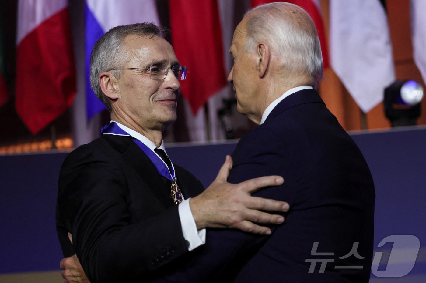 9일(현지시간) 미국 워싱턴DC에서 열린 나토 창설 75주년 기념 행사에서 조 바이든 미국 대통령(오른쪽)과 옌스 스톨텐베르크 나토 사무총장이 대통령 자유 훈장 수여 후 서로를 마주보며 인사하고 있다.2024.07.09/ ⓒ 로이터=뉴스1 ⓒ News1 이강 기자