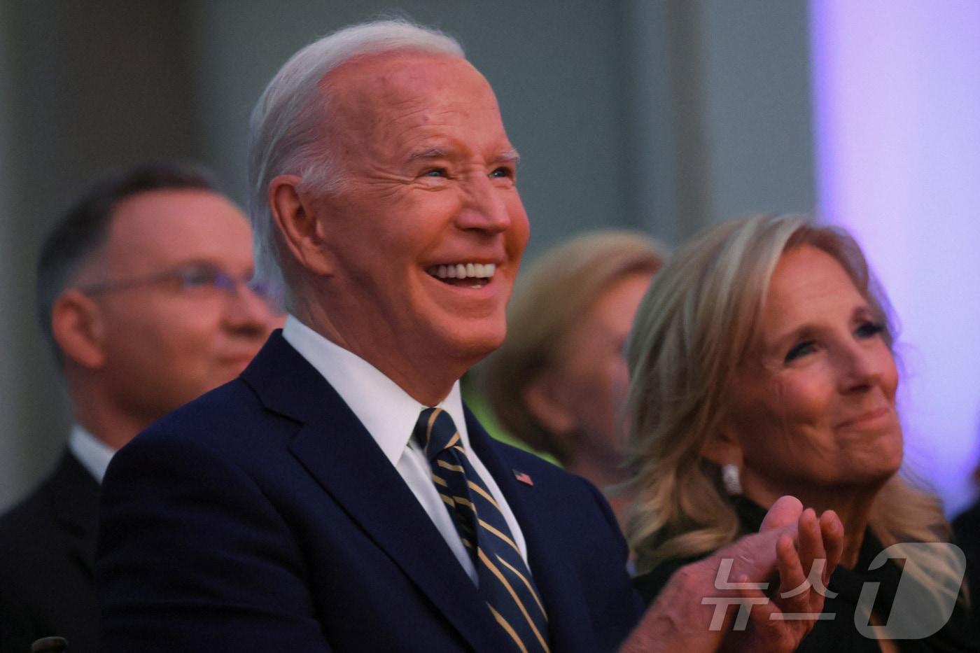 본문 이미지 - 9일(현지시간) 미국 워싱턴DC에서 열린 나토 창설 75주년 기념 행사에서 조 바이든 미국 대통령과 영부인 질 바이든이 참석해 박수를 치고 있다.2024.07.09/ ⓒ 로이터=뉴스1 ⓒ News1 이강 기자