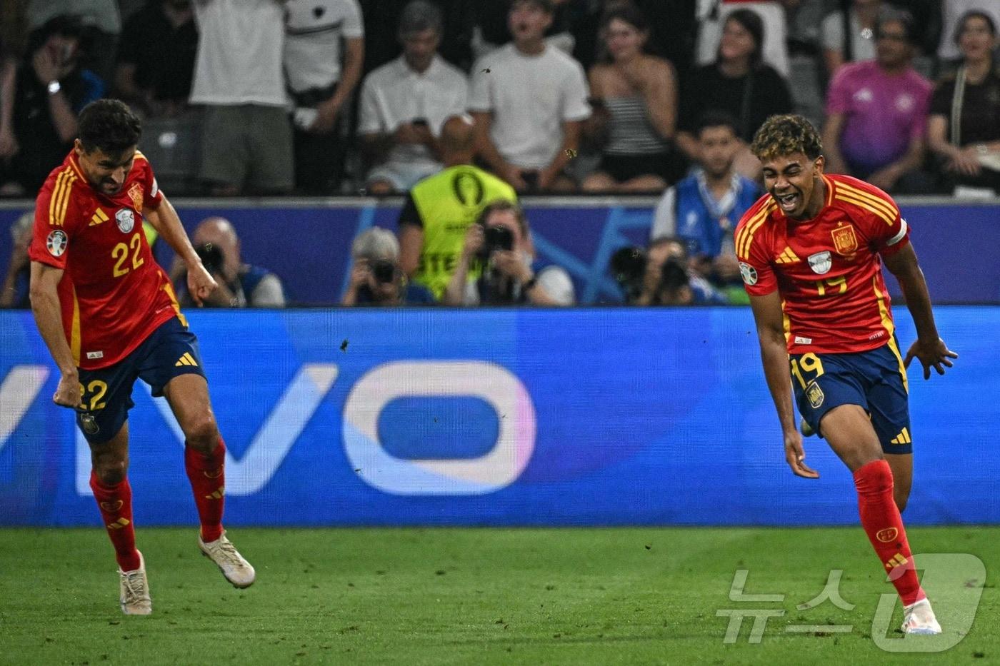 스페인 라민 야말(오른쪽)이 10일(한국시간) 열린 유로 2024 4강 프랑스전에서 전반 21분 동점 골을 넣은 후 기뻐하고 있다. ⓒ AFP=뉴스1