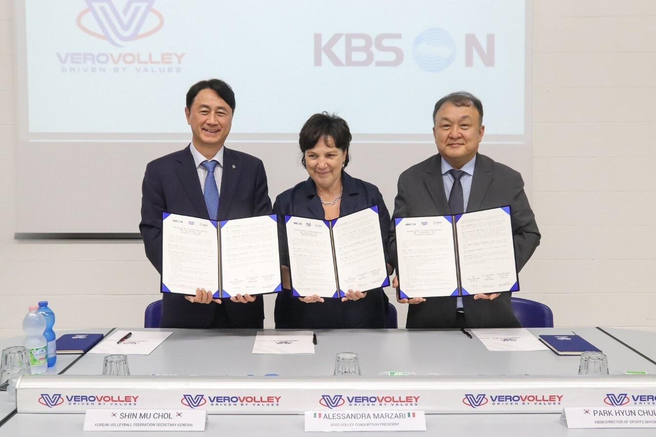 본문 이미지 - 신무철 KOVO 사무총장, 알레산드라 마르차리 베로 발리 컨소시엄 구단주, 박현철 KBSN 스포츠본부장(왼쪽부터)이 9일(현지시간) 이탈리아 몬차 아레나에서 '한국-이탈리아 남자배구 글로벌 슈퍼매치' 업무협약을 체결한 뒤 기념 촬영을 하고 있다. (KBSN 제공)