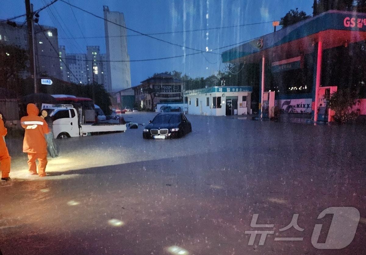 본문 이미지 - 충북 영동군에  밤사이 폭우가 쏟아져 도로가 침수됐다. (영동소방서 제공) /뉴스1