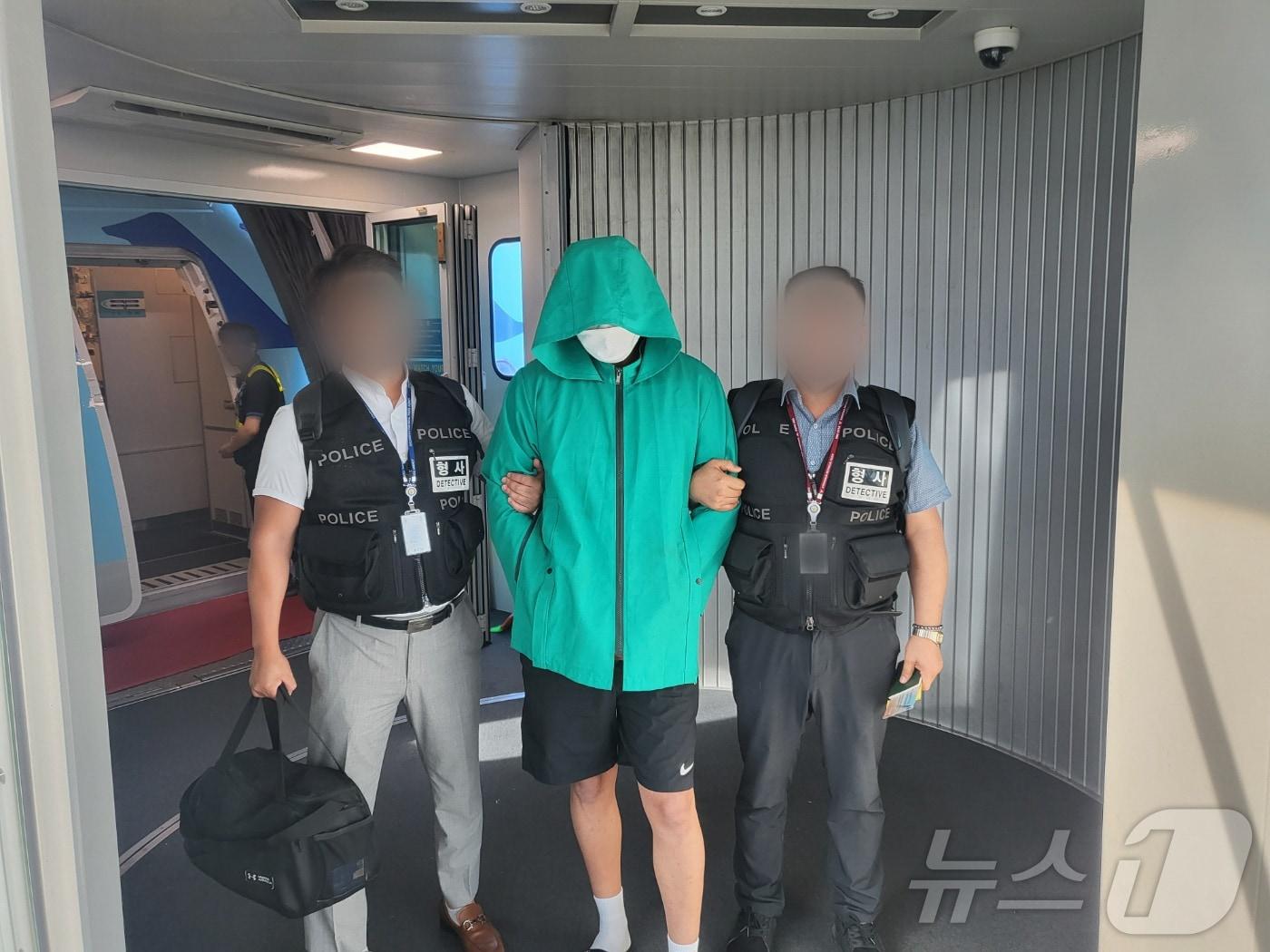 본문 이미지 - 경찰청이 태국에서 발생한 우리 국민 살인사건의 피의자 A씨를 10일 캄보디아 프놈펜에서 국내로 강제송환했다고 밝혔다. 사진은 이날 인천공항으로 송환된 피의자 A씨. (경찰청 제공) 2024.7.10/뉴스1