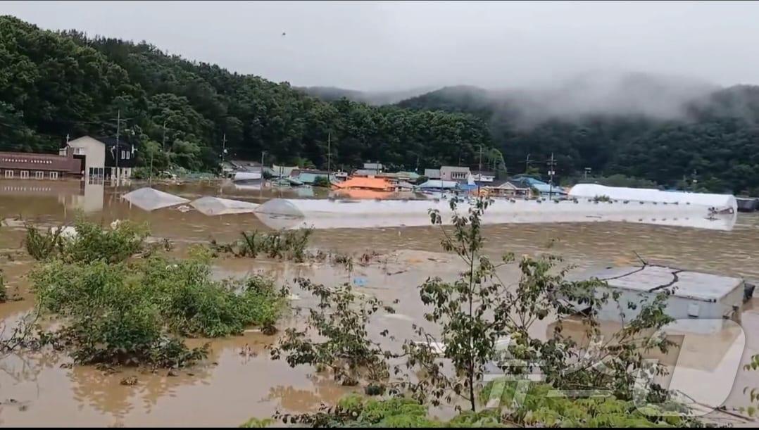 본문 이미지 -  10일 밤 사이 내린 폭우로 침수된 대전 서구 용촌동 마을. (대전소방본부 제공)/뉴스1 