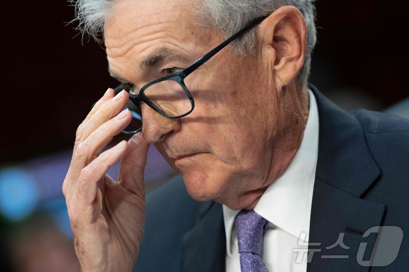 본문 이미지 - 제롬 파월 미국 연방준비제도(Fed·연준) 의장이 9일 (현지시간) 워싱턴 의사당의 상원 은행·주택·도시 문제위원회의 청문회에 출석해 ‘반기 통화정책’을 보고하며 “고용시장 여건이 강하지만 과열되지는 않았다”고 밝히고 있다. 2024.07.10 ⓒ AFP=뉴스1 ⓒ News1 우동명 기자