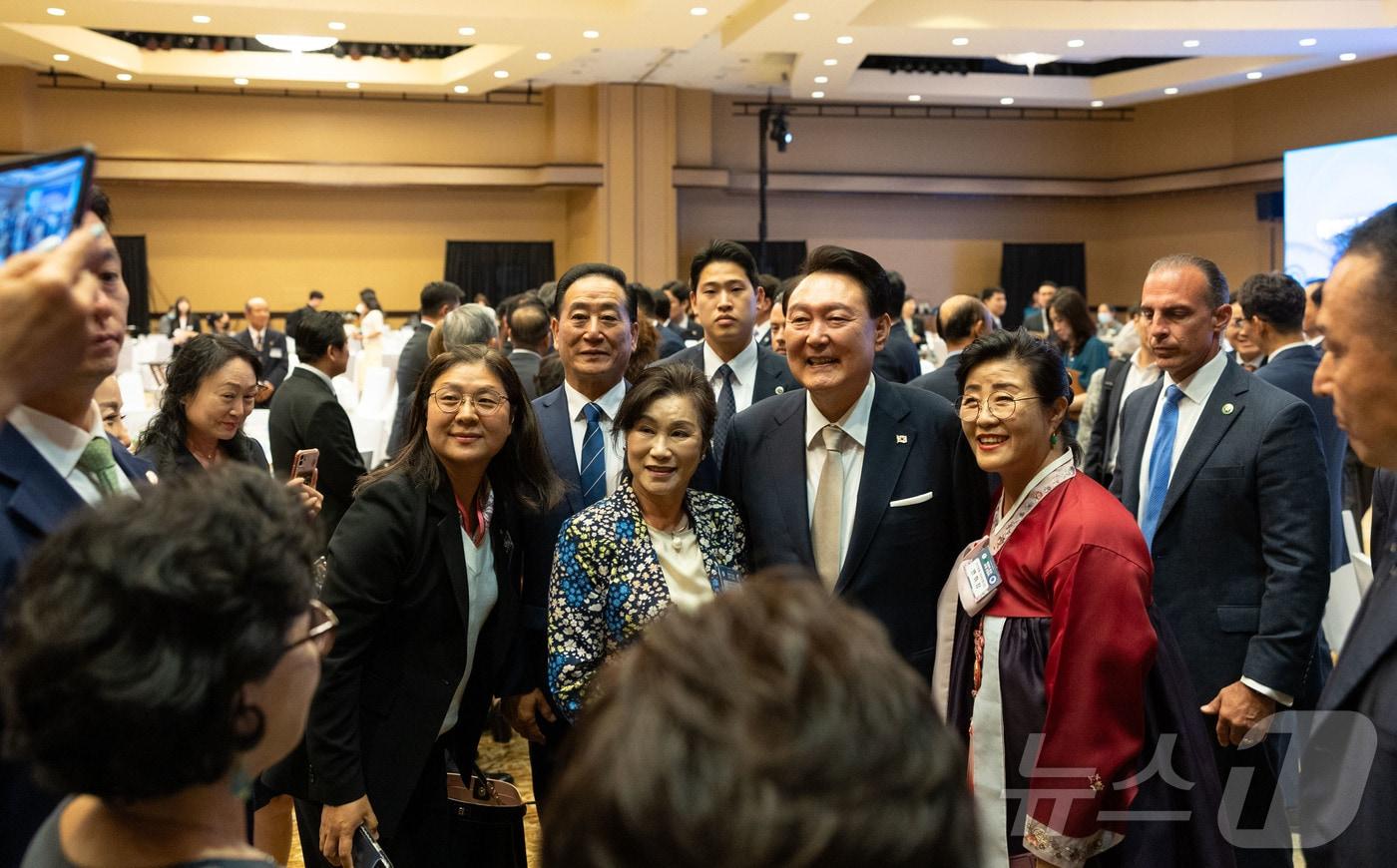본문 이미지 - 윤석열 대통령이 8일(현지시간) 미국 하와이 호놀룰루 쉐라톤 호텔에서 열린 동포 초청 간담회에서 참석자들과 기념촬영을 하고 있다. (대통령실 제공) 2024.7.10/뉴스1 ⓒ News1 송원영 기자