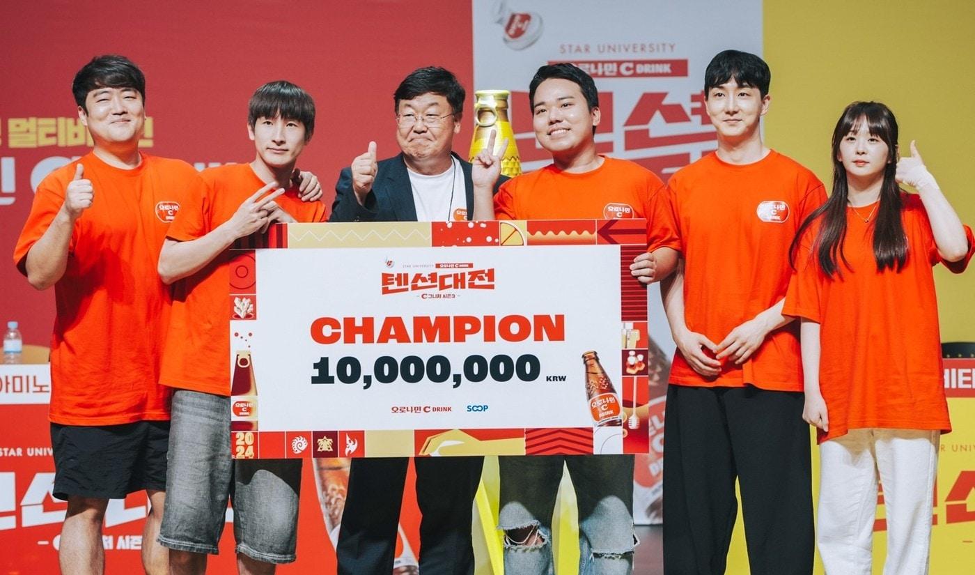 1위팀인 염보성팀과 박철호 동아오츠카 대표이사 사장이 기념사진을 촬영하고 있다.(동아오츠카 제공)