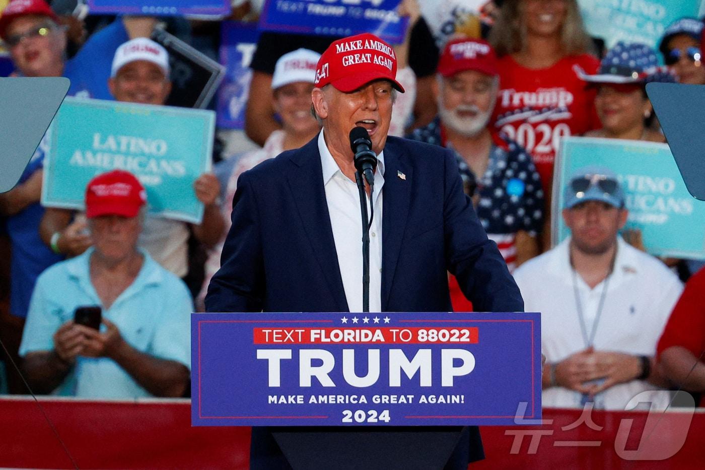 9일(현지시간) 미국 플로리다주 도럴의 자신의 골프 리조트에서 공화당 대선 후보이자 전 미국 대통령인 도널드 트럼프가 그의 슬로건인 '미국을 다시 위대하게(MAGA·Make America Great Again)'가 적힌 모자를 쓰고 유세에 참석하고 있다. 2024.07.09. ⓒ 로이터=뉴스1 ⓒ News1 이강 기자