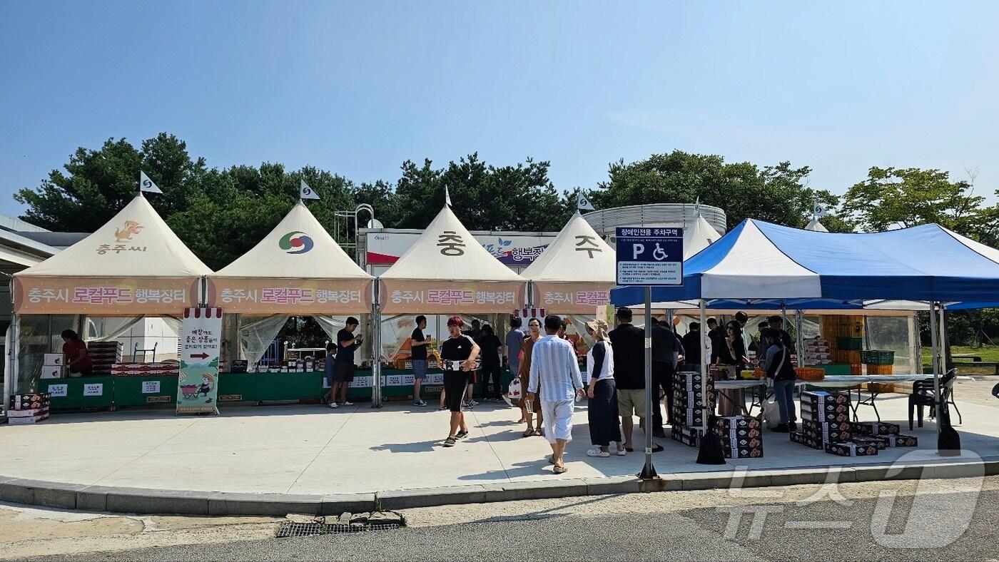  10일 충북 충주시는 하늘작 복숭아를 이달부터 전국 대형 유통매장에 선보인다고 밝혔다. 사진은 고속도로휴게소 직거래 판매장.(충주시 제공)2024.7.10/뉴스1