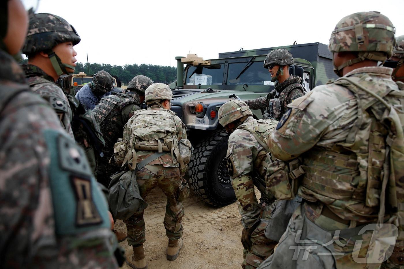 한국 포항에서 한국 육군 1군수지원여단 장병들과 미 육군 제2보병사단이 연합전시증원연습&#40;CDEx&#41;에 참가하고 있다.2023.06.13/ ⓒ 로이터=뉴스1 ⓒ News1 이강 기자