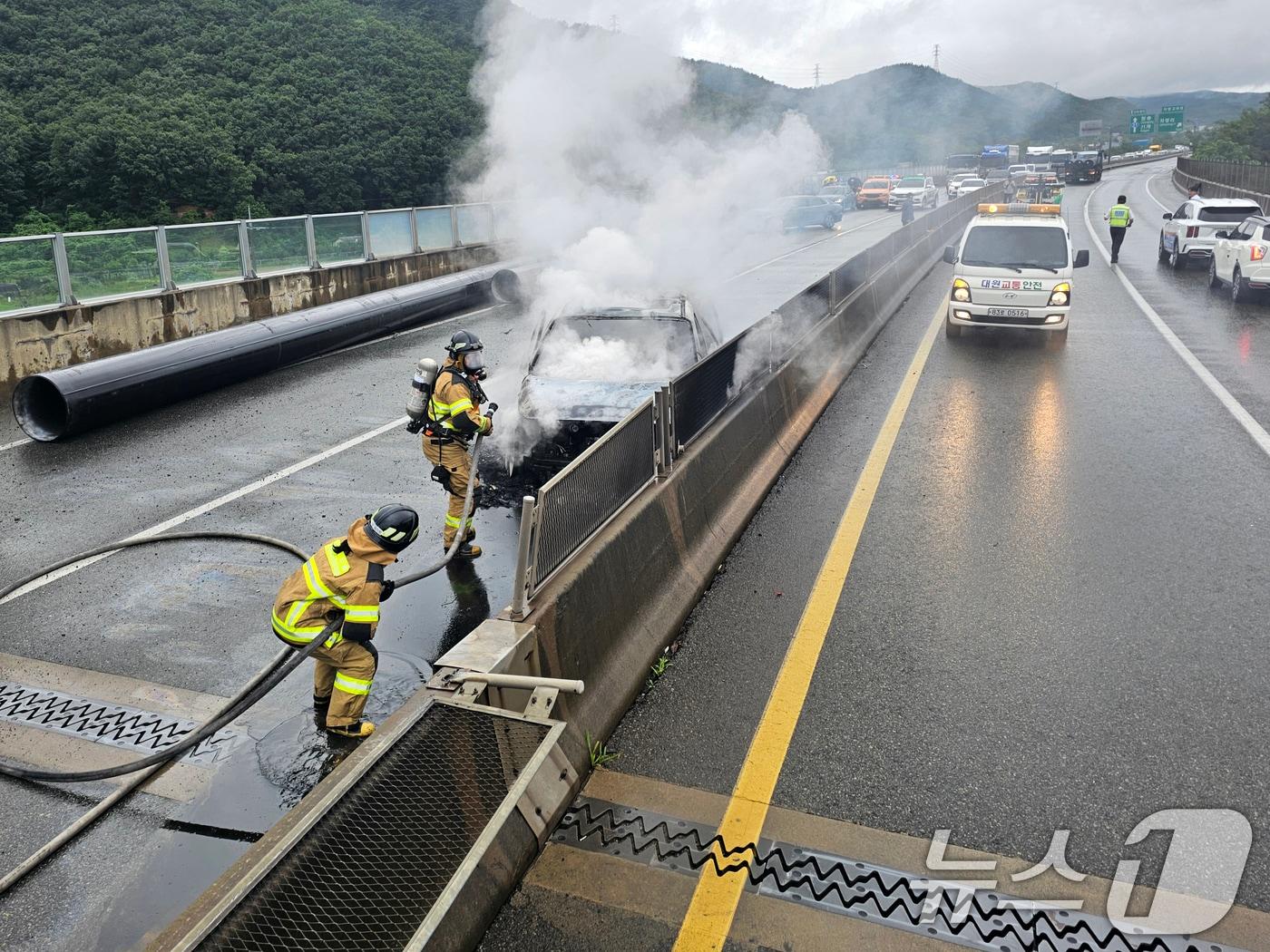 본문 이미지 - 10일 오전 9시 50분쯤 경북 포항시 남구 포항IC 자동차 전용도로를 달리던 추레라가 중앙분리대를 들이받는 사고로 일대 교통이 극심한 홈잡을 겪었다. 이 사고로 20톤 추레라 연료통이 터지면서 불이 났고 뒤 따라오던 승합차에 불이 붙었다. 이 사고로 운전자 4명이 다쳤지만 모두 경상이다. (포항남부소방서제공) 2024.7.10/뉴스1 ⓒ News1 최창호 기자