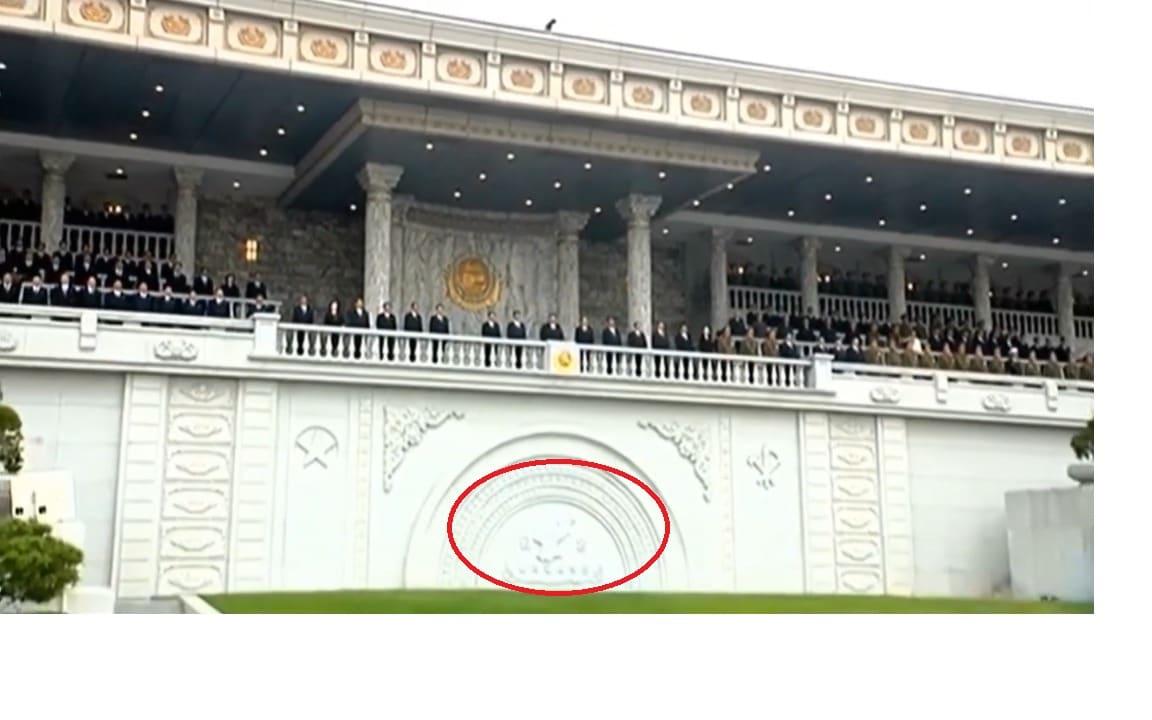 본문 이미지 - 8일 김일성광장에서 열린 김일성 주석 사망 30주기 중앙추모대회. 주석단 아래에 있던 한반도 지도가 북한 지도로 바뀌어 있다.  (조선중앙TV 갈무리)