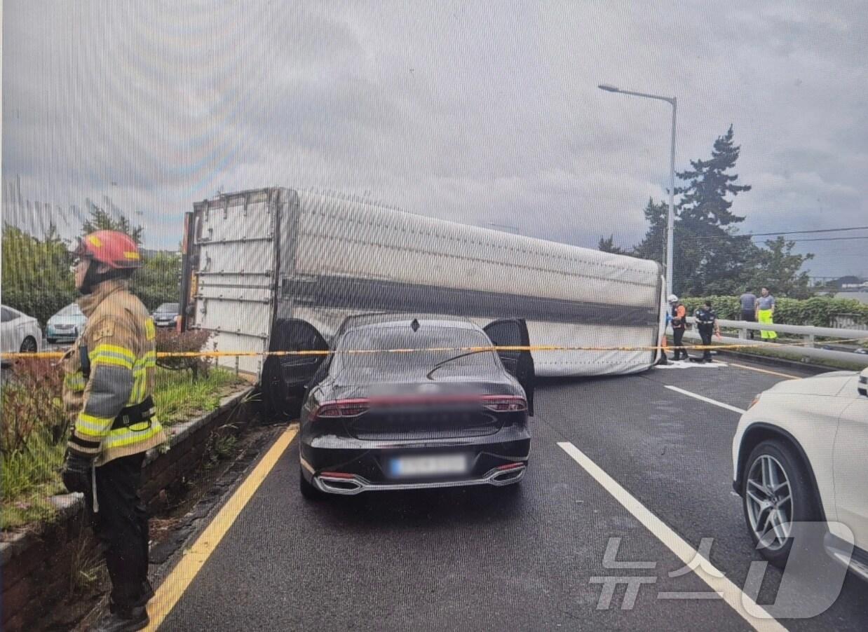 본문 이미지 - 10일 오전 울산 아산로에서 발생한 5톤 화물차량 전복사고 현장사진.(울산경찰청제공)