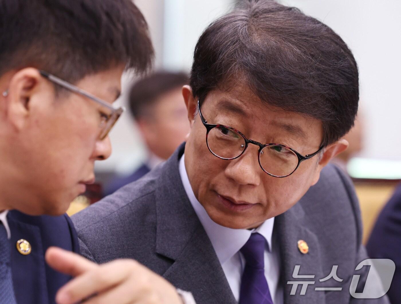 본문 이미지 - 박상우 국토교통부 장관&#40;오른쪽&#41;이 10일 오전 서울 여의도 국회에서 열린 국토위원회 전체회의에 출석해 진현환 1차관과 대화하고 있다. 2024.7.10/뉴스1 ⓒ News1 구윤성 기자
